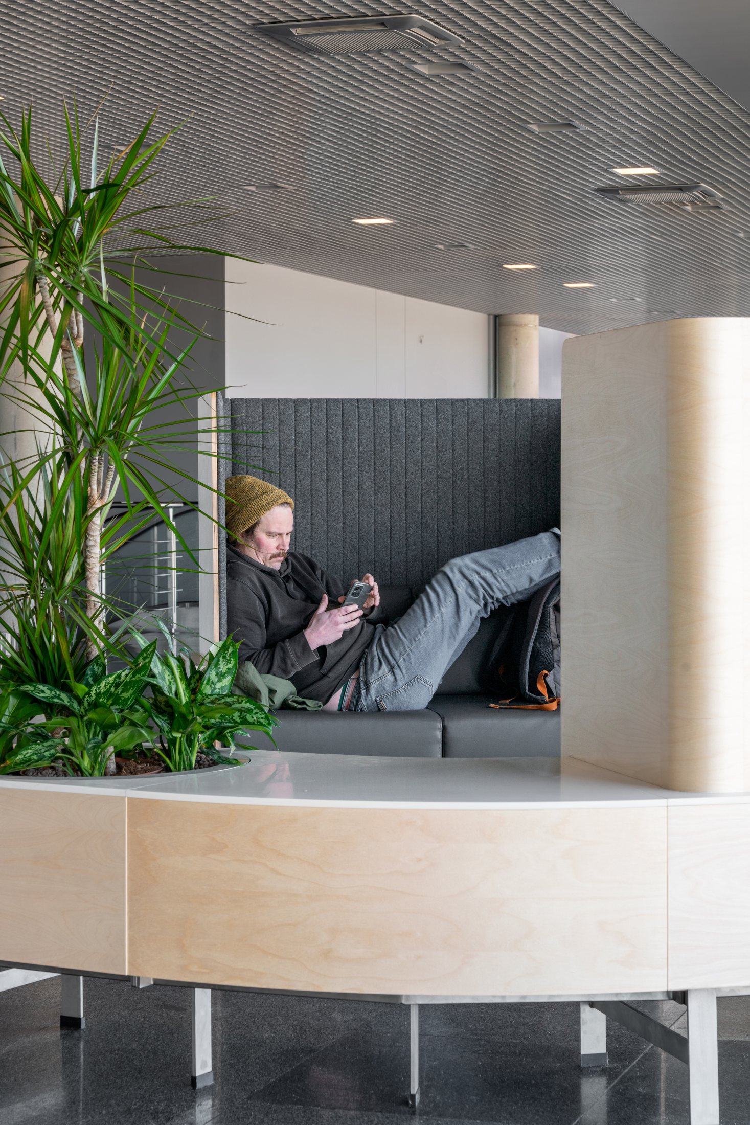 Gust acoustic high-backed seating