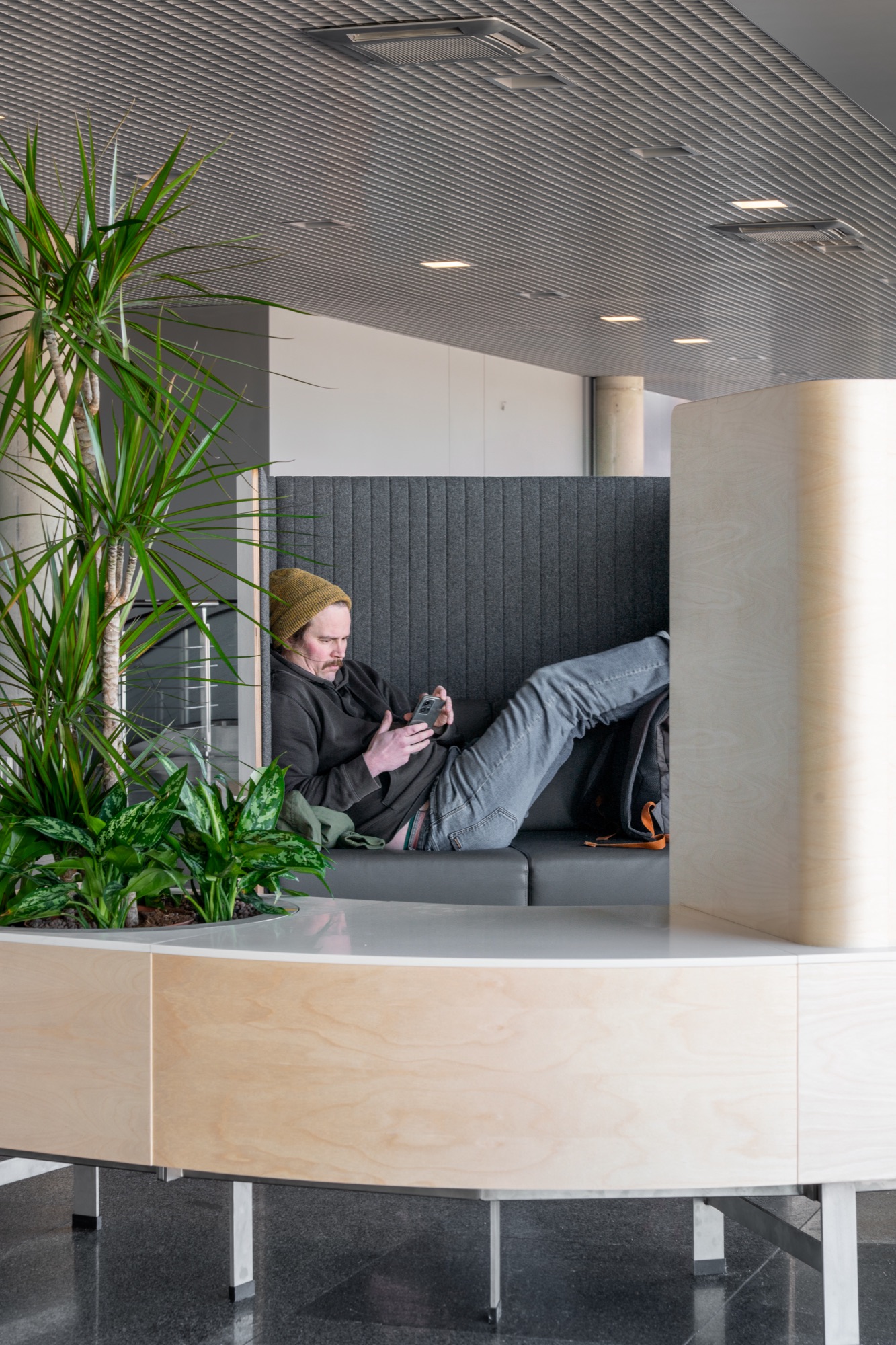 Gust acoustic seating